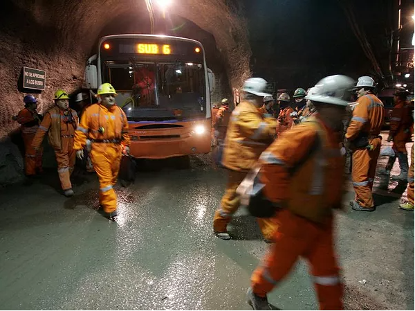  Crisis destruye 50 mil empleos en la minería, pero crece participación de mujeres